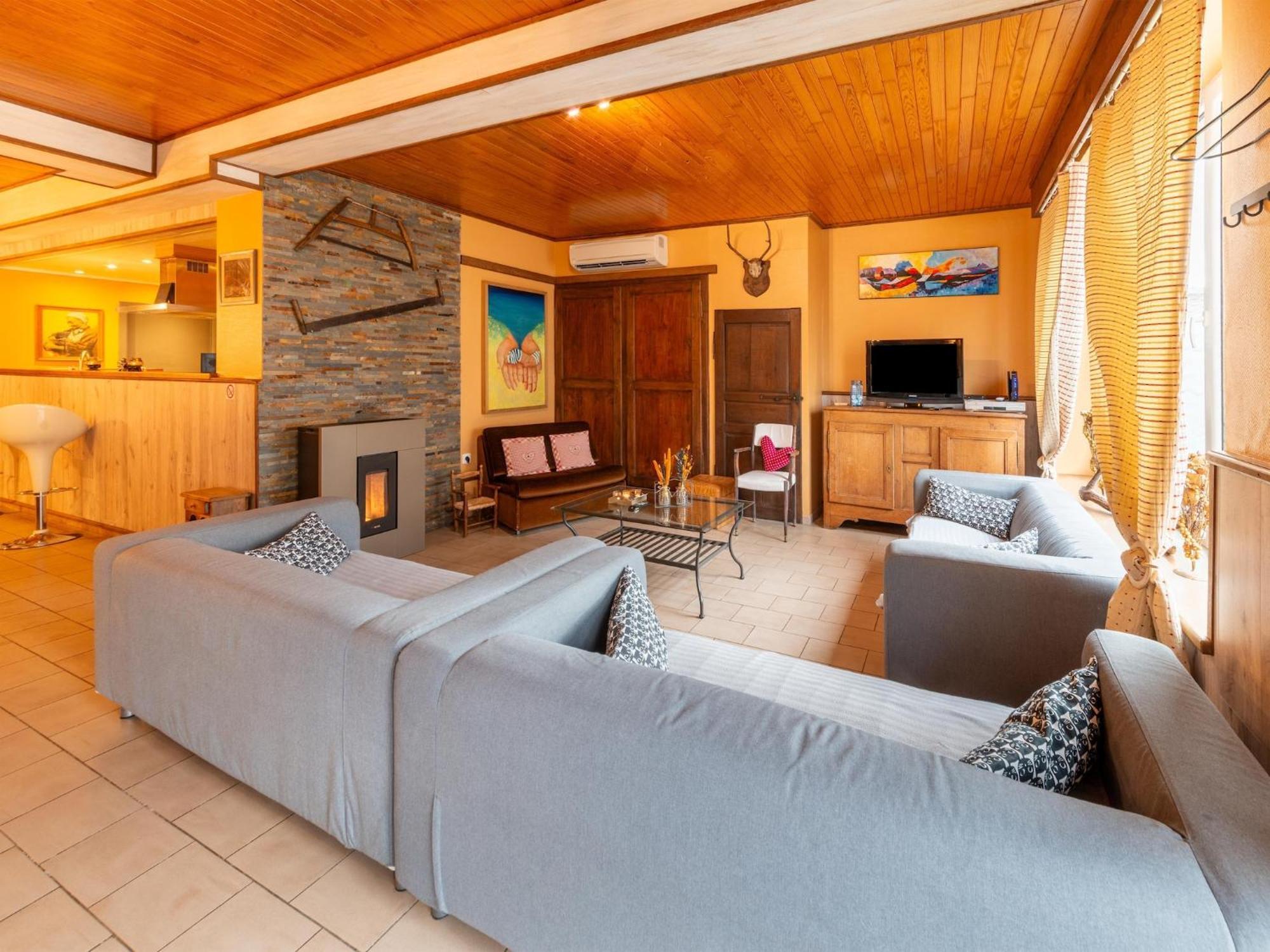 Holiday Home With Bubble Bath Florenville Exterior photo